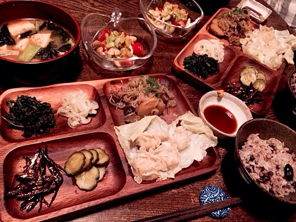 若芽と国産大豆豆腐とさやいんげんと油揚げのお味噌汁とセロリとミニトマトとシメジの自家製塩レモンとエキストラバージンオリーブオイル和えと春菊の自家製煉ゴマ和えと自家製ペコロスのピクルスと手作り田作りと自家製胡瓜の糠漬けと高野豆腐の肉なし肉じゃがと海老シュウマイと蒸しキャベツと小豆とモチムギご飯|トキロックさん