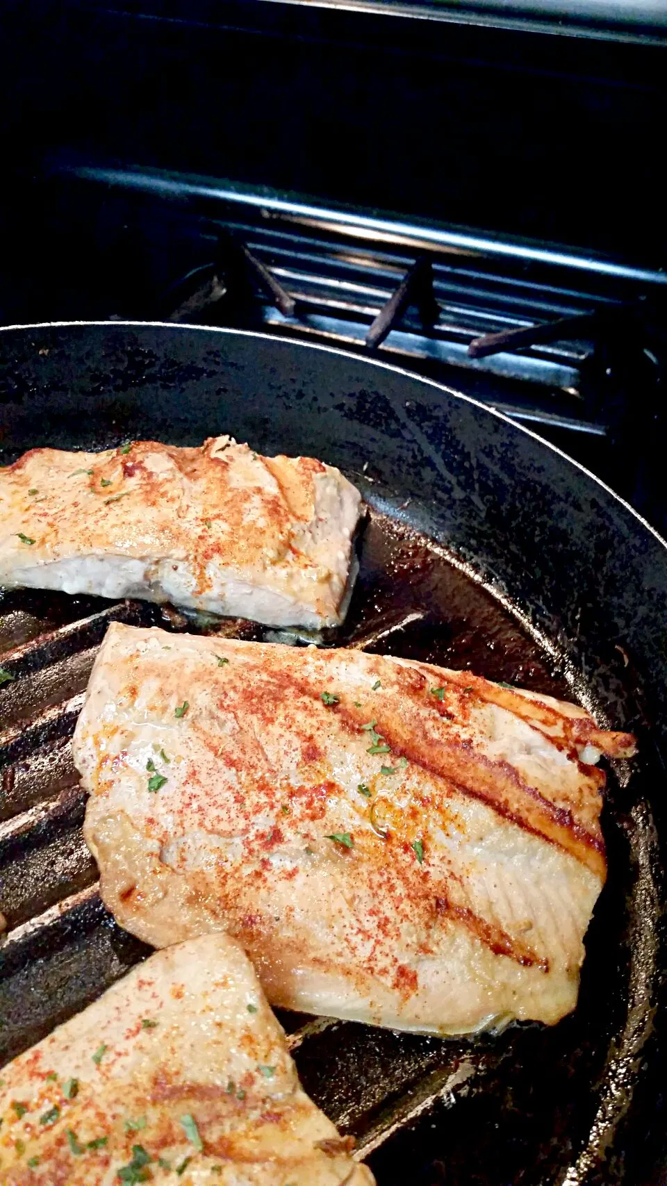 Pan-broiled salmon with lemon and tarragon.|Danielle Hurdleさん