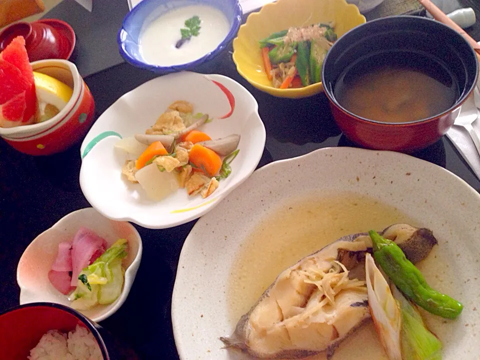 2015/07/04朝ごはん🍚魚の煮付け・根菜の炒め物・オクラのおかか和え・お味噌汁・ヨーグルト|つついなつさん