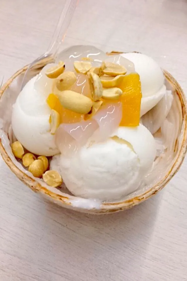 Coconut icecream with nuts, pumpkin, lychee jelly and palm seeds :D|KHaylee09さん