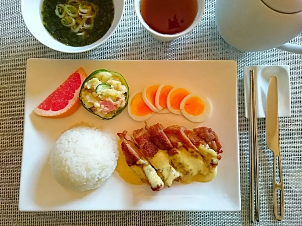 日曜日のお昼は、ワンプレートで♪ ●さっぱりソースのチキンソテー ●ポテトサラダ ●ゆで卵 ●海苔のお味噌汁 ●グレープフルーツ|yokoさん