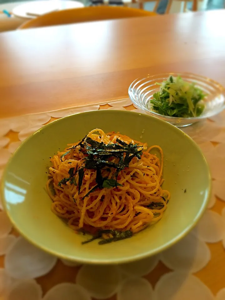 明太子スパゲッティとサラダ|Rico Igarashiさん