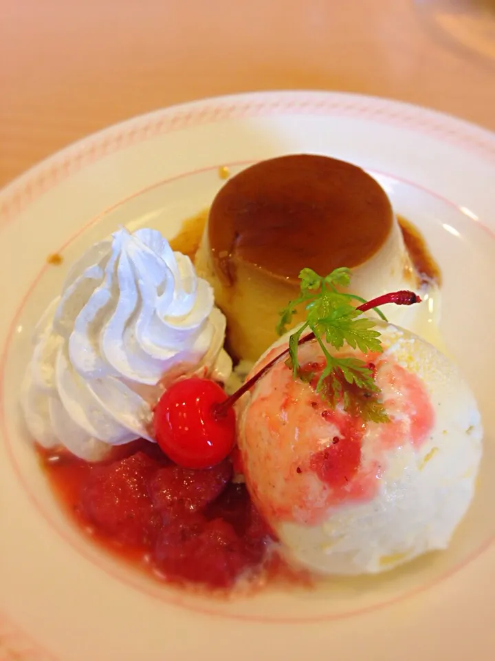 Snapdishの料理写真:Pudim de leite c sorvete|Rhiromi Oliveiraさん