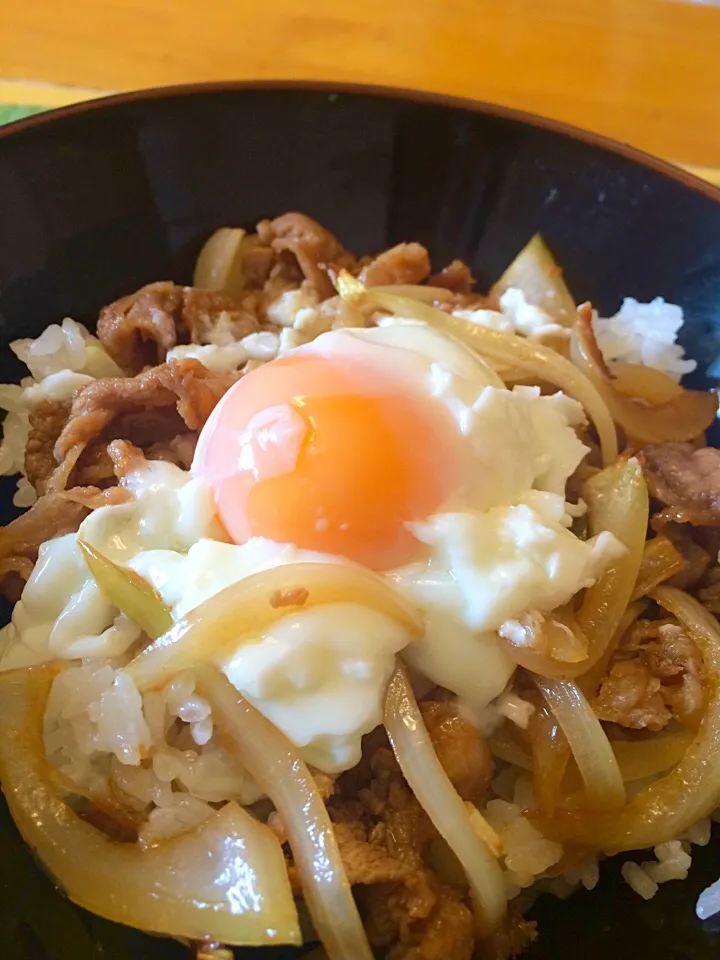 Snapdishの料理写真:豚丼、温泉卵乗せ。|hiromangeさん