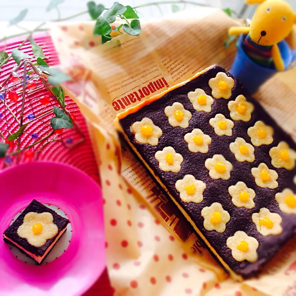 Snapdishの料理写真:#ベイクドチーズケーキ #ココアクッキー サンド baked cheese cake sanded with cocoa flavored cookies 🍪|usakoさん