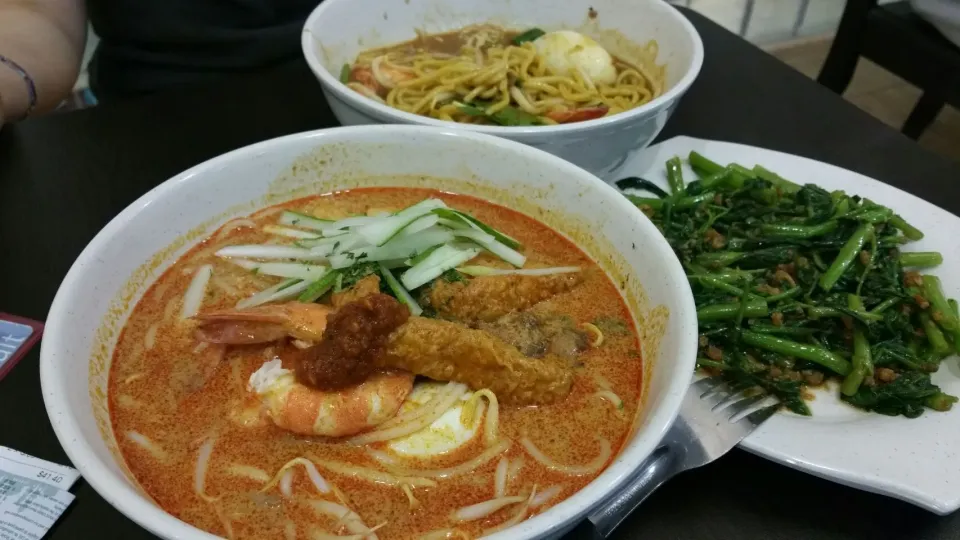 front: Laska
back: Mee Rubus
right: Sambal Kang Kong (vegetable)|秋平さん