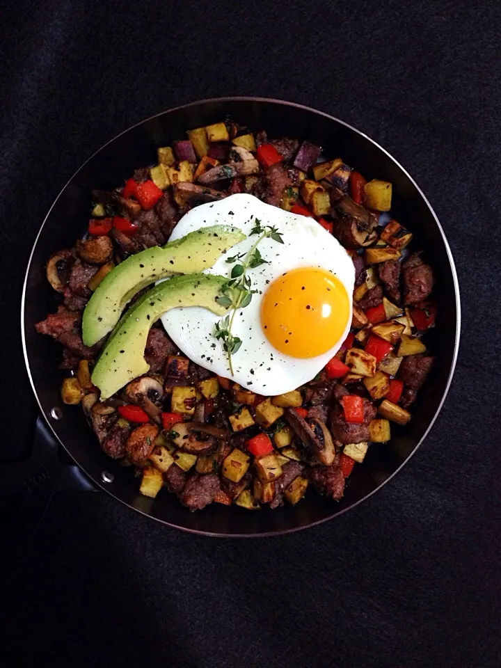 Sweet potato hash with sausage, red pepper, mushrooms, avocado and 🍳|coxiella24さん