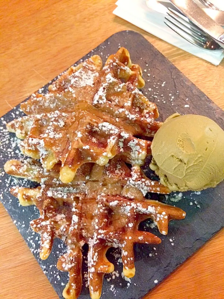 Snapdishの料理写真:Speculoos waffles with Earl Grey ice cream|prissyさん