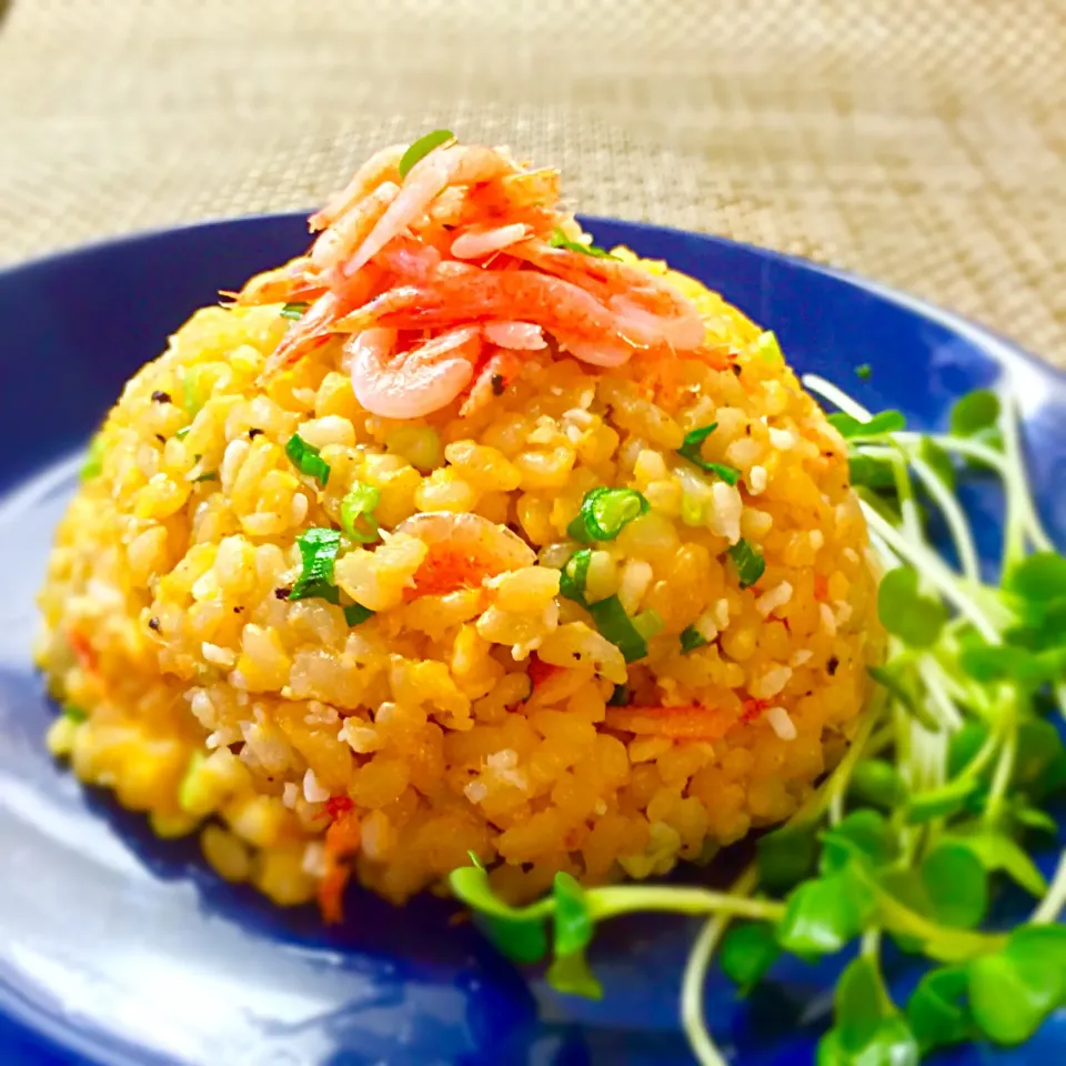 今年最後の桜エビ料理🍤  パラふわチャーハン💕黄身をご飯に混ぜるやり方で🎵|Cedro🍋さん