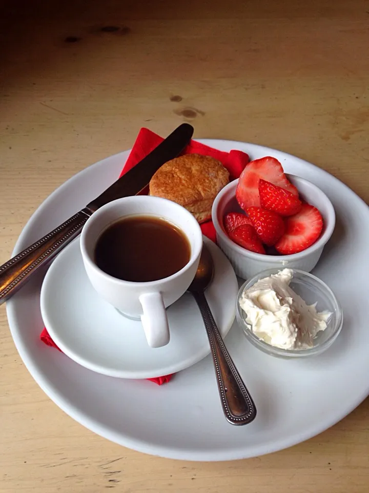 A cream tea of Earl Grey jelly, scone, strawberries and cream.|emmaさん