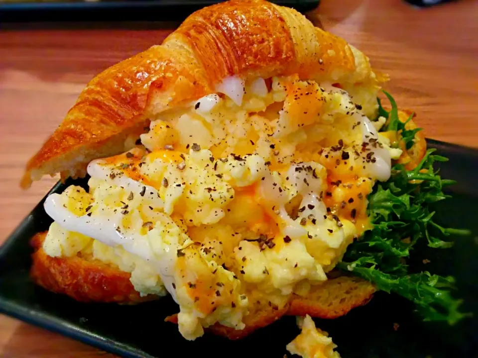 #breakfast #croissant #scrambledegg|Meo Wattさん