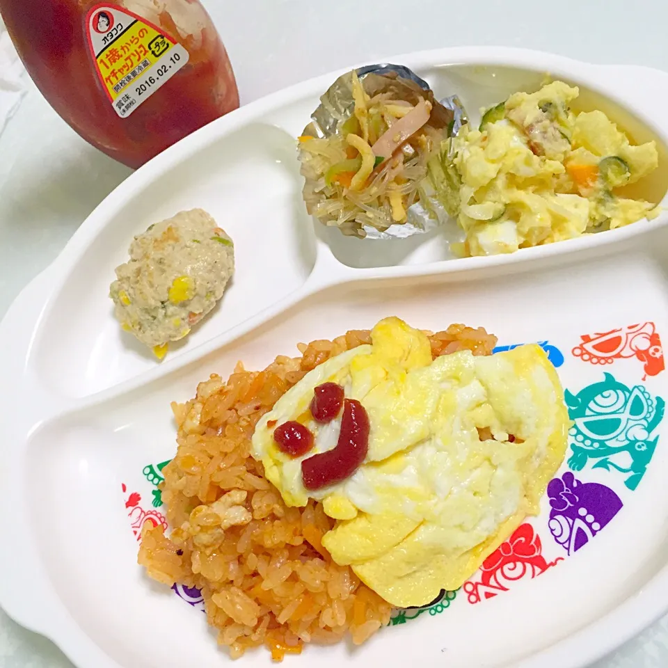 息子ごはん♡ササミトマト入り本格チキンライスのオムライス♡ポテサラ♡春雨サラダ♡鶏ひきバーグ♡|湊叶ママさん