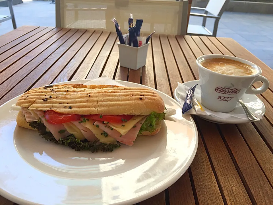 Sandwiches and cappuccino|Yoku kuu kyaku daさん