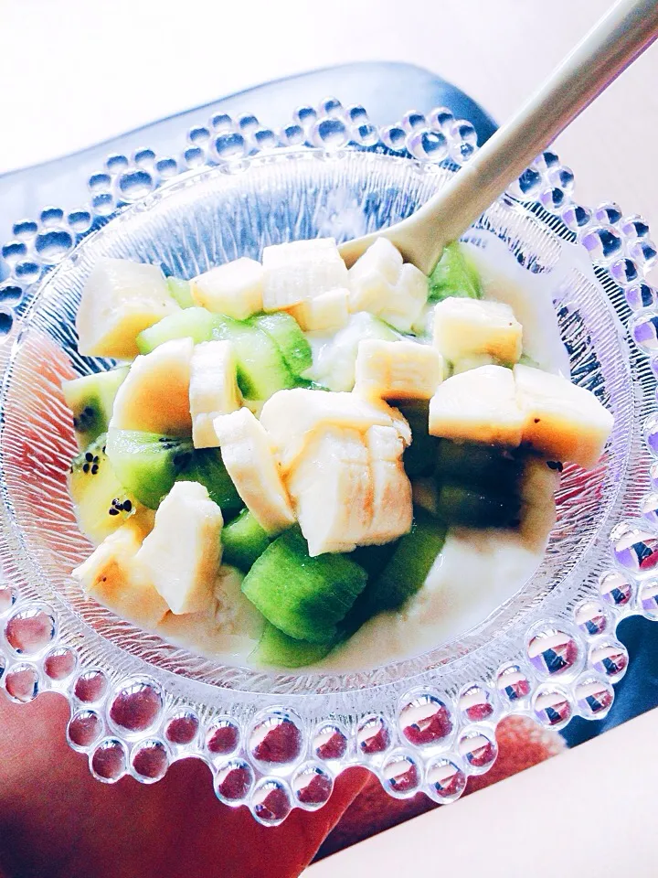 Healthy soy yogurt w kiwi and banana for breakfast #vegan|Leahさん