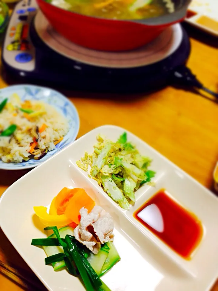 今日の夕飯🌙  野菜メインのイタリアーンなしゃぶしゃぶ・ポテチとセロリのサラダ・たけのこご飯|Yu Yu mamaさん