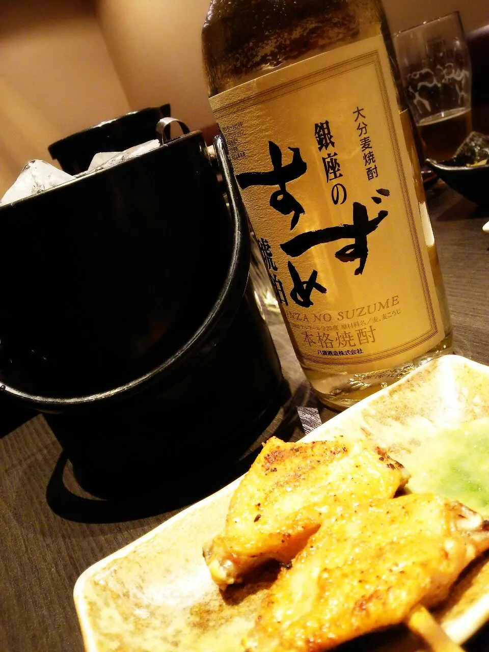 Snapdishの料理写真:麦焼酎と焼き手羽先～|☆Yumi☆さん