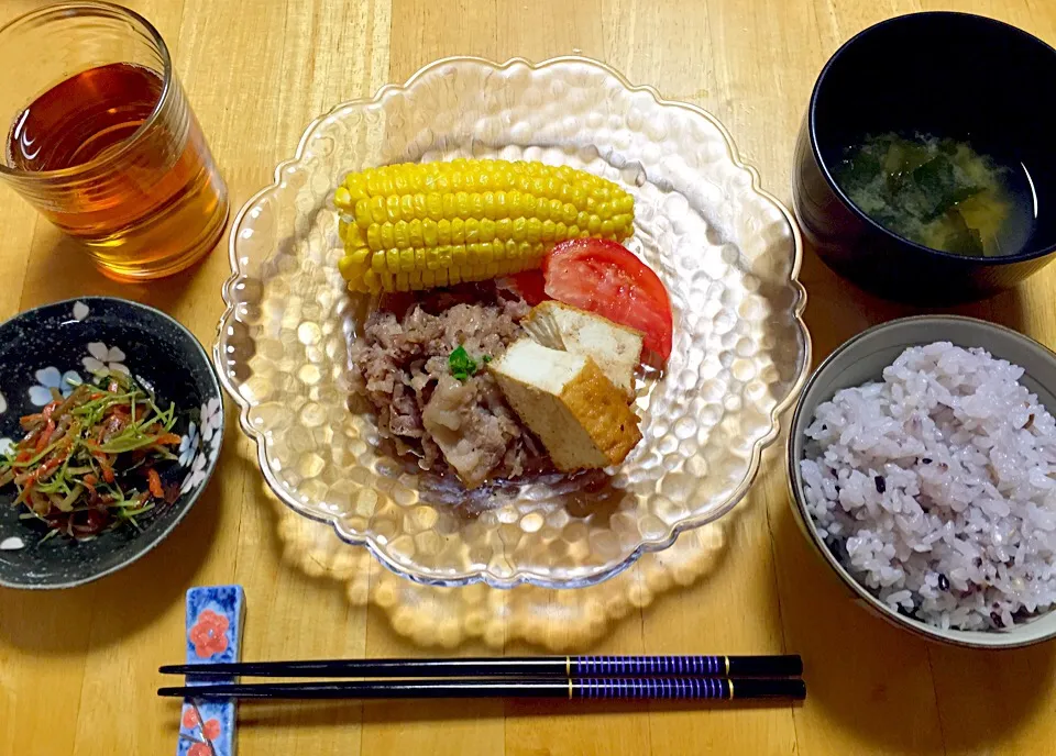 県内の茹でトウモロコシ、牛肉の塩タレ焼き、厚揚げの生姜醤油焼き、リメイクきんぴらと豆苗の炒め物、ワカメスープ、雑穀米＊＊|Manamiさん