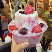 Snapdishの料理写真:Mixed berries shaved ice.  Perfect for the summer! #shavedice #dessert #summersnacks|Dolly Chanさん