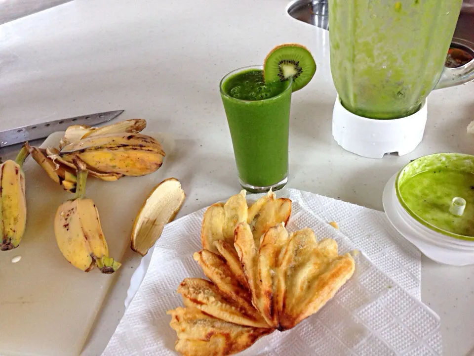 Enjoying my breakfast 'green smoothie & pisang goreng|viviさん