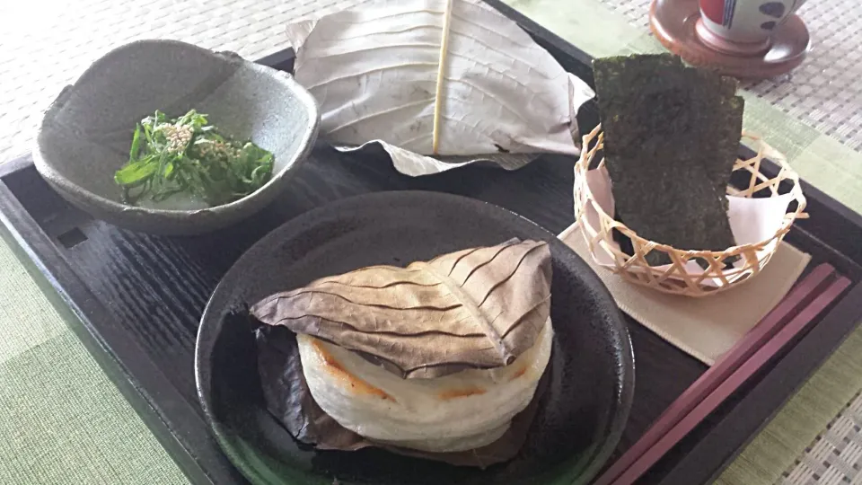 朝食☕     朴葉餅で朝ごはん    醤油、海苔で大根おろしを添えて|おちゃわんさん