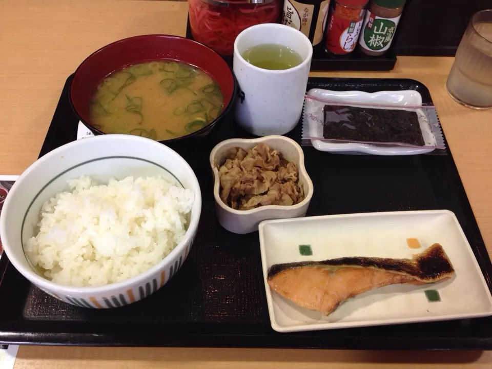 Snapdishの料理写真:鮭魚牛丼定食|hunter wangさん