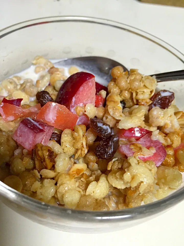 Add seasonal fruit and extra raisins to boost your granola!|Mary Annさん