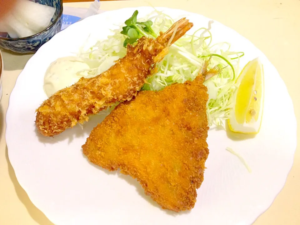 魚フライ定食(アジフライ&エビフライ)890円也|秋山知隆さん