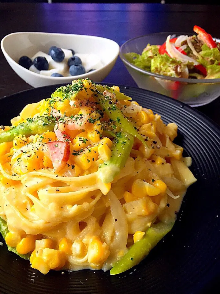 Snapdishの料理写真:⭐️アスパラとベーコンのコーンたっぷりクリームパスタ ⭐️野菜サラダ 胡麻ドレッシング ⭐️ブルーベリーと牛乳寒天|よっちぃさん