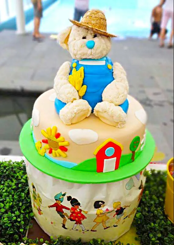 Snapdishの料理写真:vanilla strawberry teddy bear cake farmer|CHUENCHAIさん