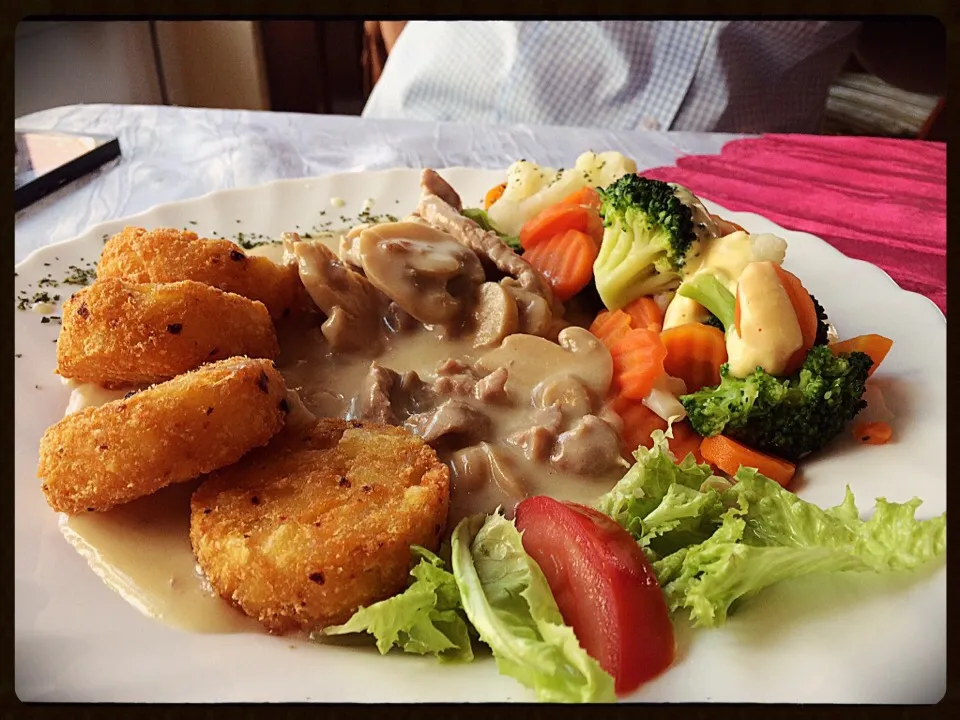 Sliced turkey served with steamed vegetables, croquettes and salad 🍴|CatzeMDさん