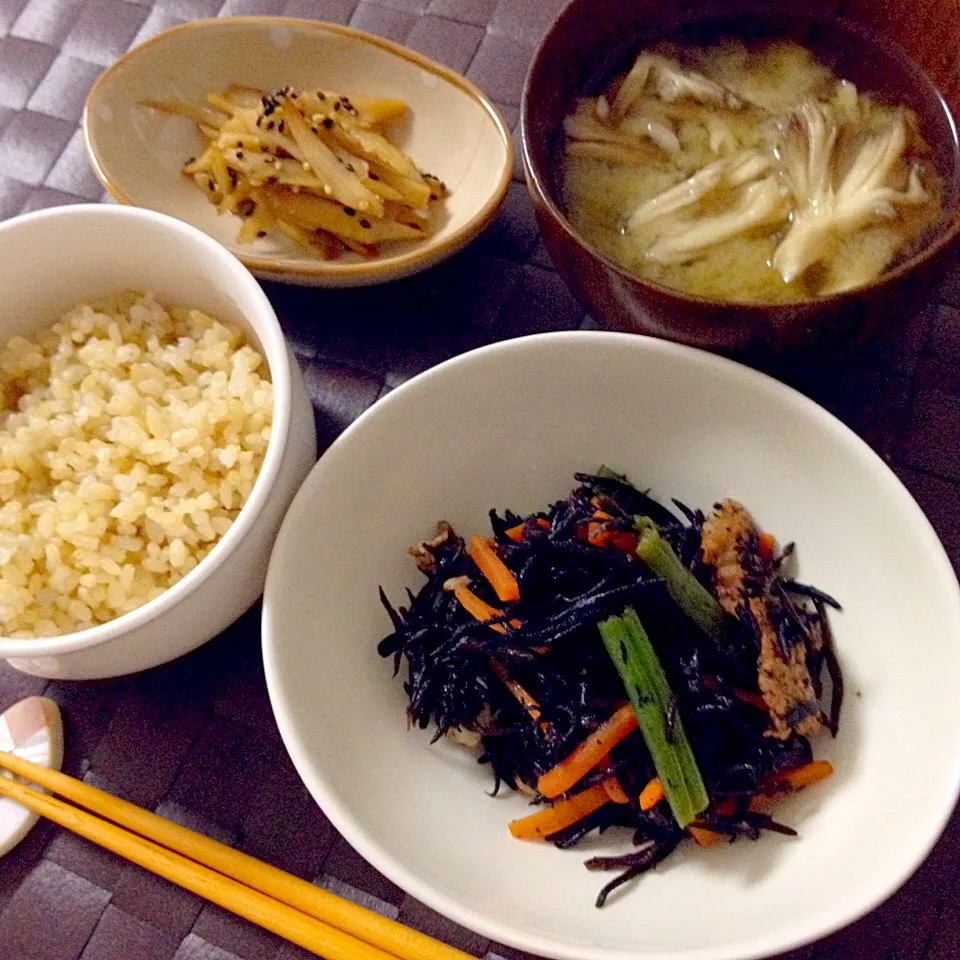 ひじきの炒り煮・ごぼうの甘辛サラダ・野菜と舞茸のお味噌汁・発芽玄米ご飯|Accaさん