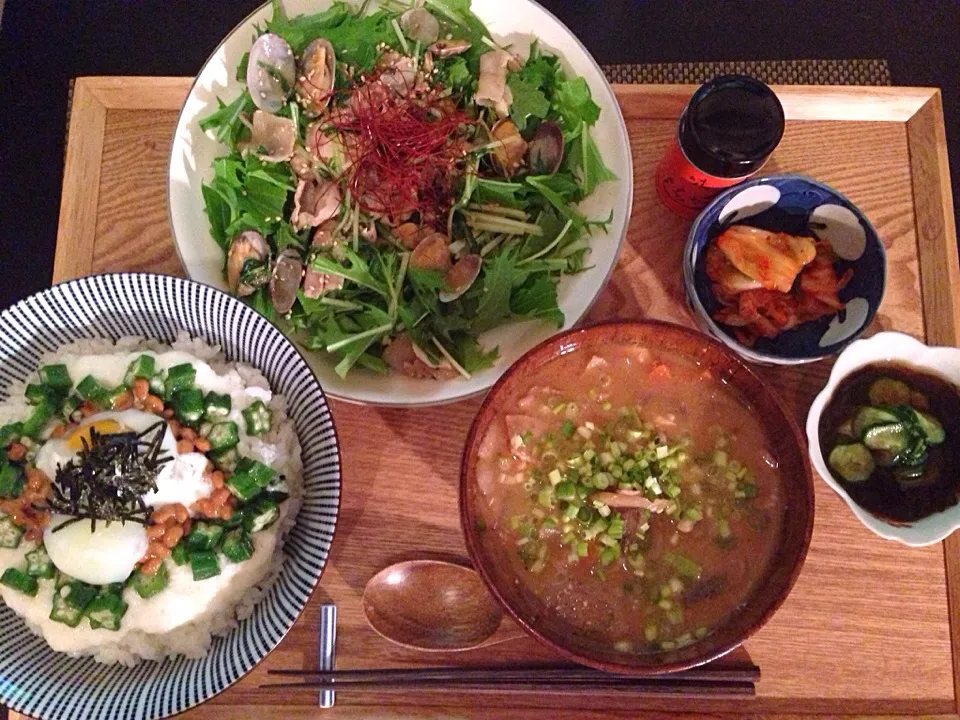 Snapdishの料理写真:ネバネバ丼、あさりと豚の酒蒸しサラダ、豚汁、もずく、キムチ|ayumiさん