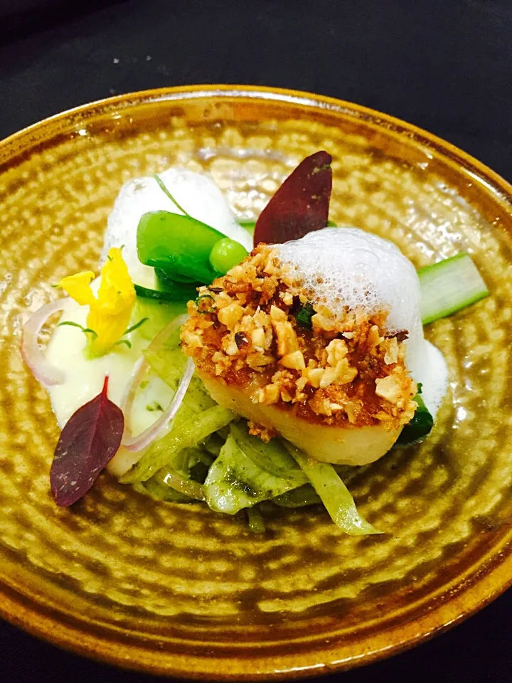 pan seared sea scallop with hazelnut crumble|rayさん