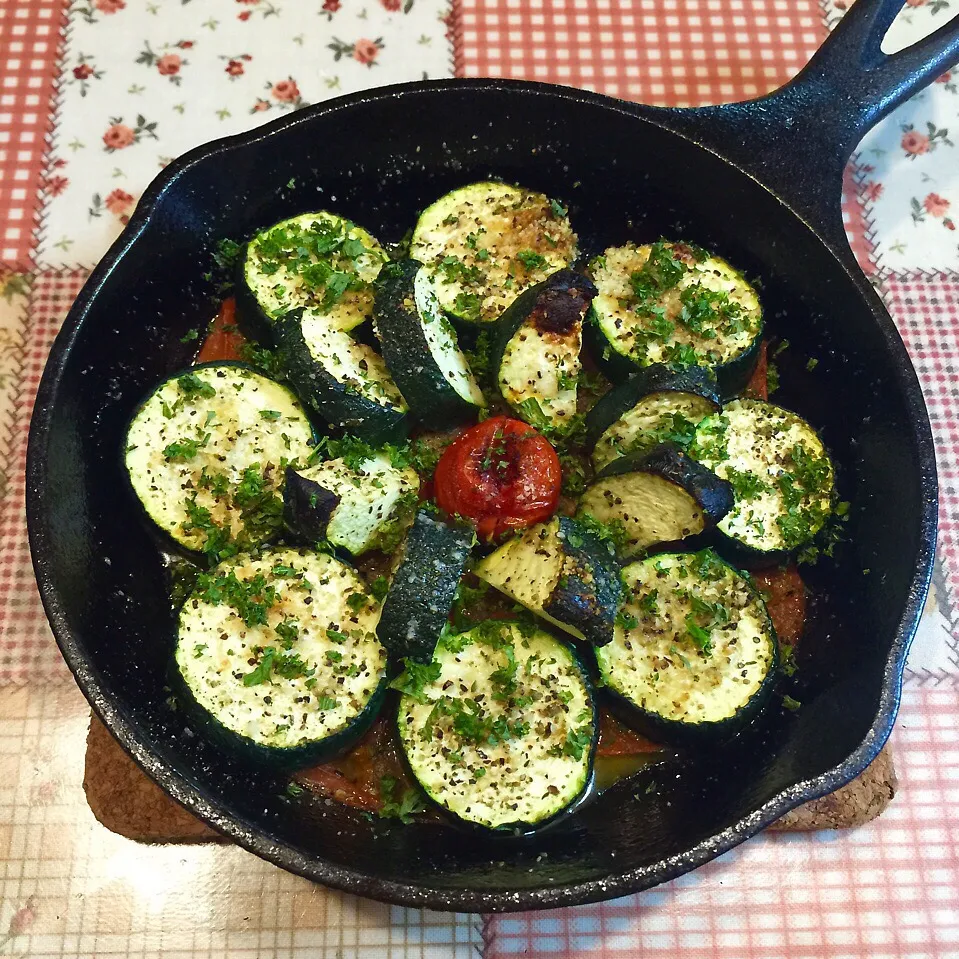 ロッジのスキレットde焼きズッキーニとトマト🍅|＊ゆみしぼり＊さん