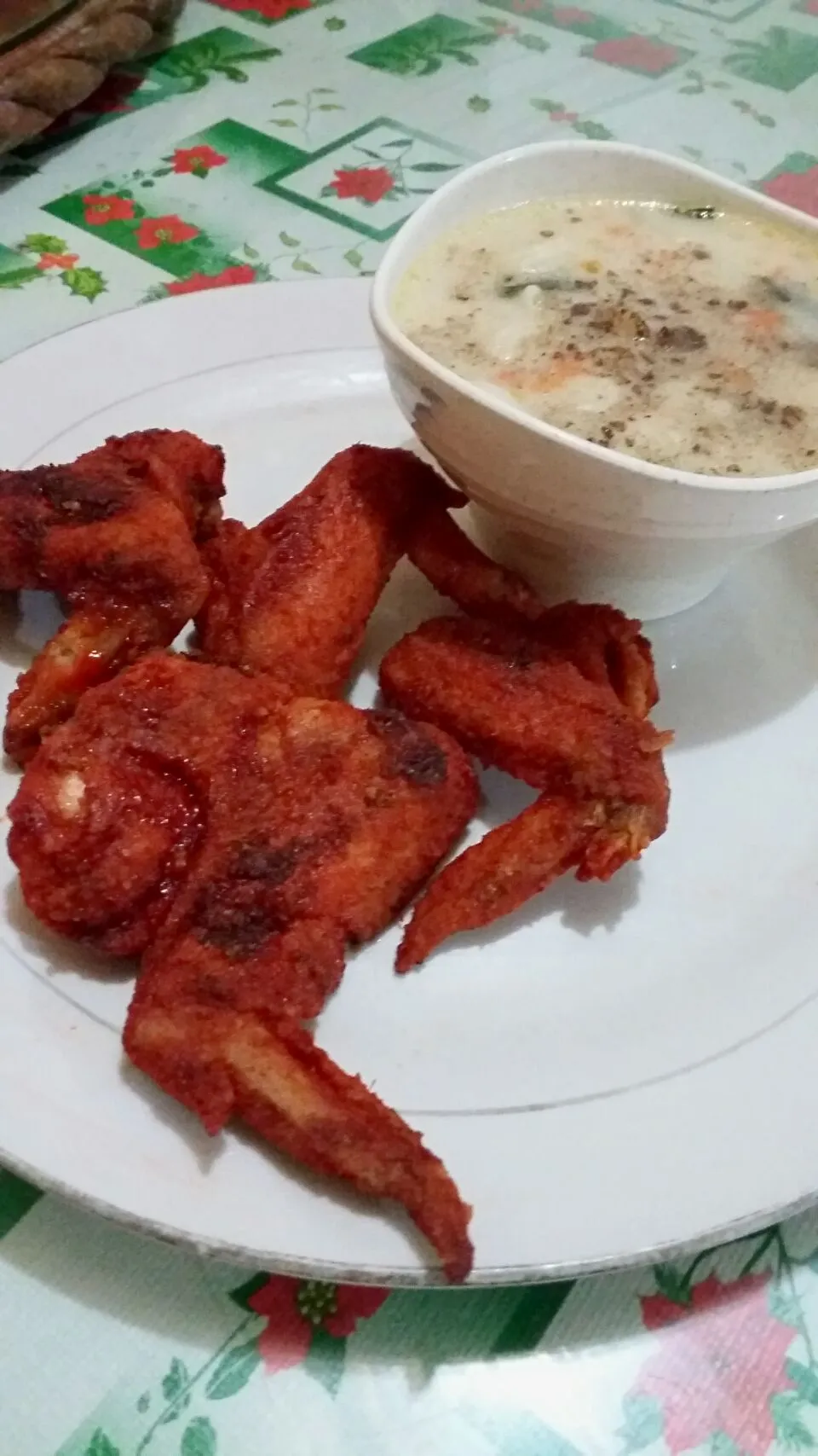 Spicy buffalo wings and macaroni soup.|Bea Carelさん