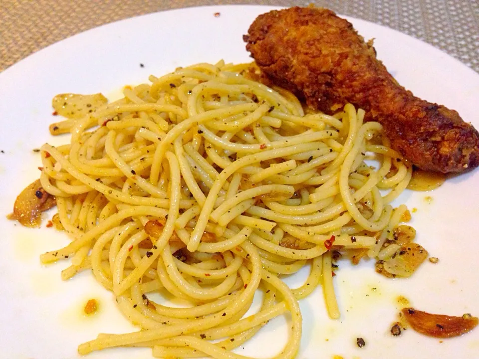 Pasta Aglio Olio With Buttermilk Fried Chicken|Jacqueline Goretta Tanotoさん