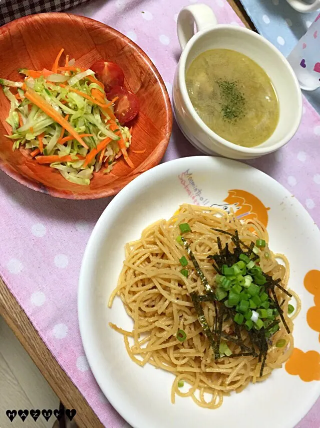 和風たらこスパゲッティ  キャベツとにんじんのサラダ  玉ねぎとチキンのコンソメスープ|⁑葉月⁑さん