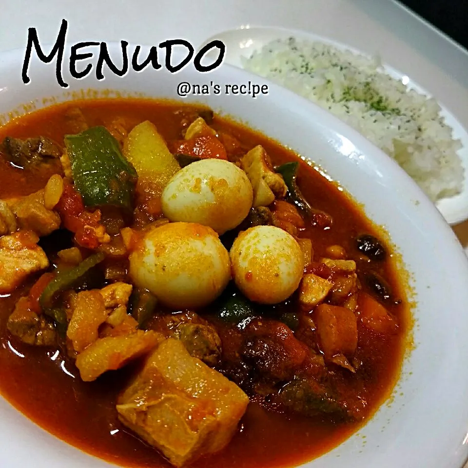 フィリピン料理のMenudo(ミヌード)です✨
フィリピン料理と言っても、昔フィリピンはスペイン領だったのでスペイン料理になります☺

各家庭で作り方は違いますが、我が家は具材を全部さいの目切りにして、ジャガイモは軽く揚げて、豚肉、鶏肉、豚レバー(今回は鶏レバー)とニンニク、人参とソーセージと玉葱をフライパンで別々に炒|Kashimanakitchenさん