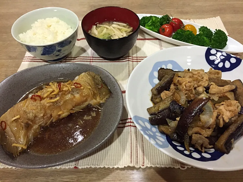 Snapdishの料理写真:オホーツク産あぶらカレイの煮付け・豚肉と茄子玉ねぎの甘辛炒め・ブロッコリーとミニトマト・しめじピーマンの味噌汁|まーままさん