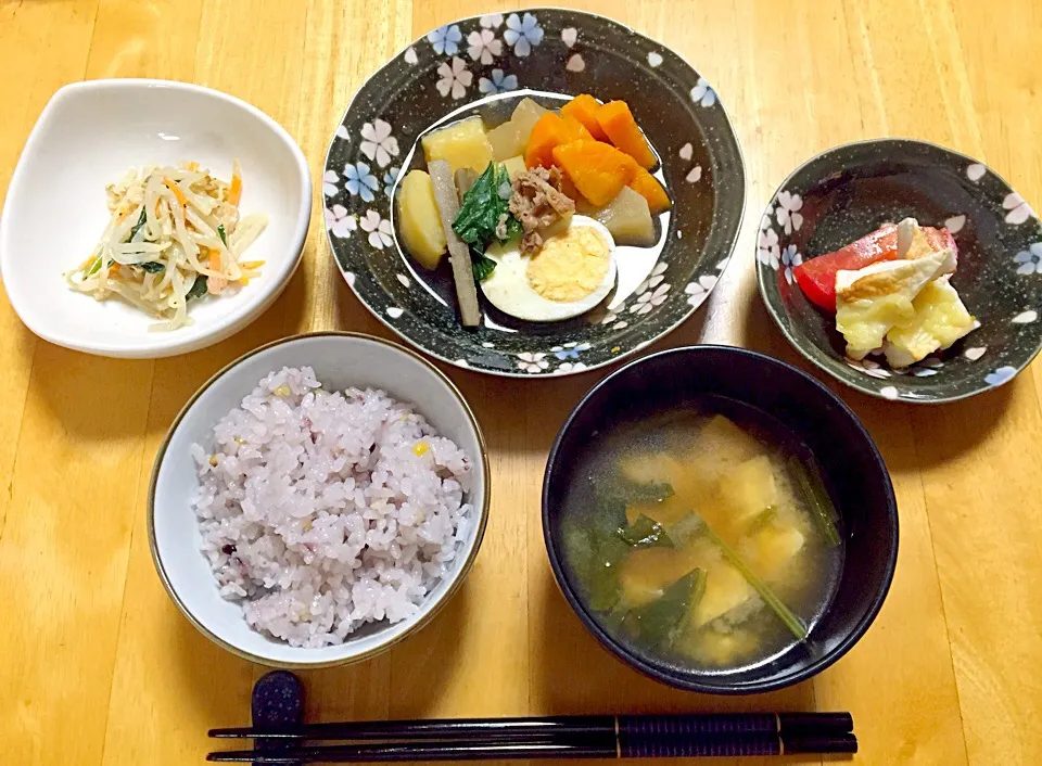 モヤシの七味マヨ和え、ジャガイモと根菜の煮物、はんぺんのチーズ焼き、豆腐のお味噌汁、雑穀米＊|Manamiさん