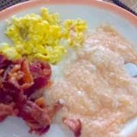 Snapdishの料理写真:red grits, egg scrambled & turkey bacon|JKさん