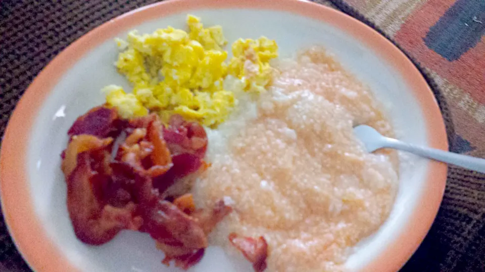 red grits, egg scrambled & turkey bacon|JKさん