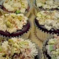 Mini Chocolate Pistachio Cheesecakes|Deyhonn Christine Brownさん