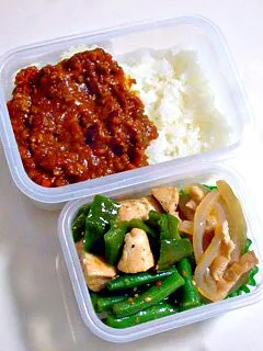 お弁当（ドライカレーのせご飯、いんげんのナムル、糸こんにゃくと薄揚げの煮物、ささみとピーマンの炒め物）|すーさん