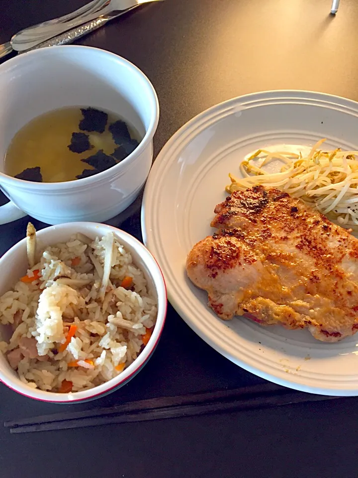 炊き込みご飯、豚の味噌焼き、卵と海苔のスープ|ゆいんこさん