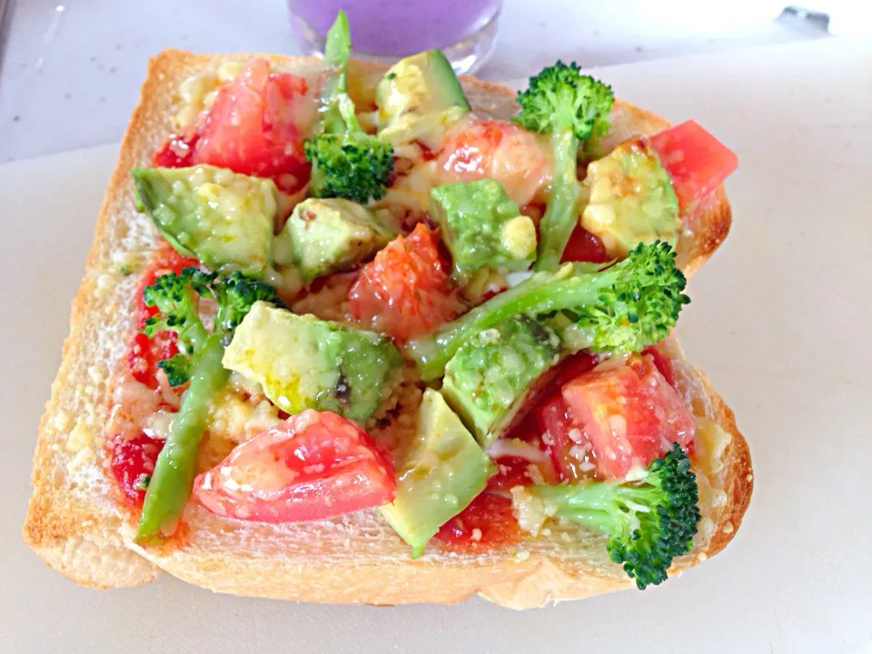 Avocado broccoli toast|viviさん