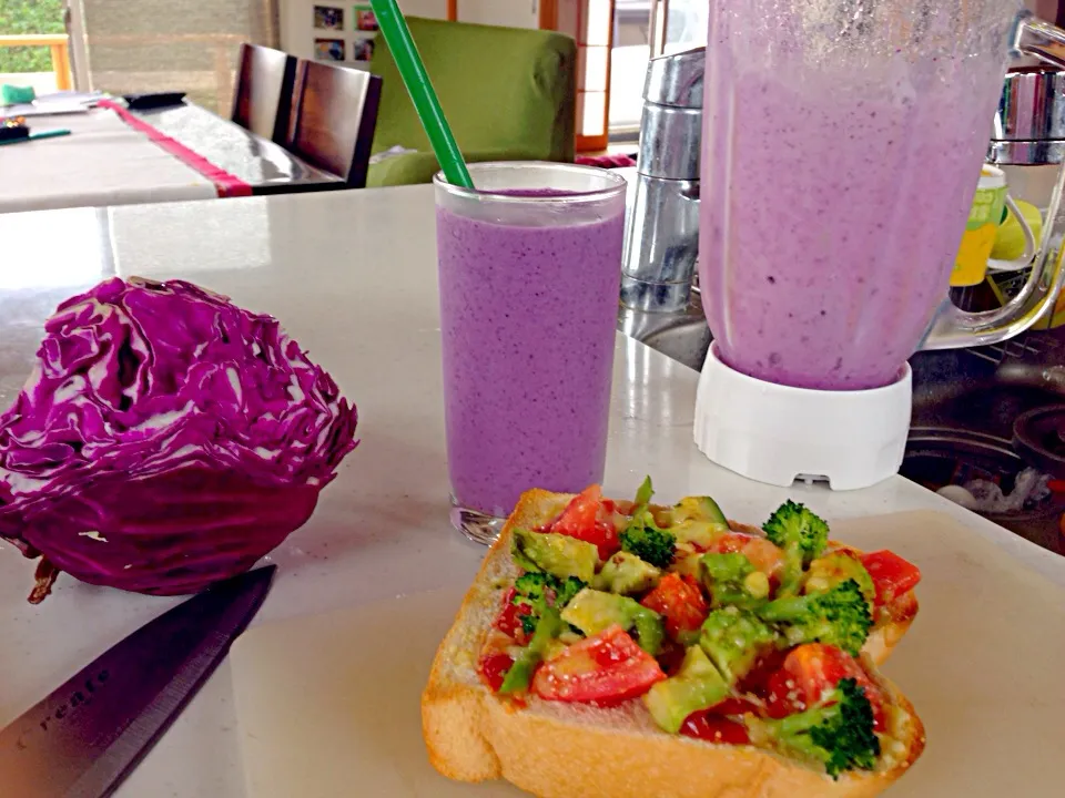 my Breakfast today 'Avocado broccoli toast & Purple smoothie (red cabbage & blueberry )|viviさん