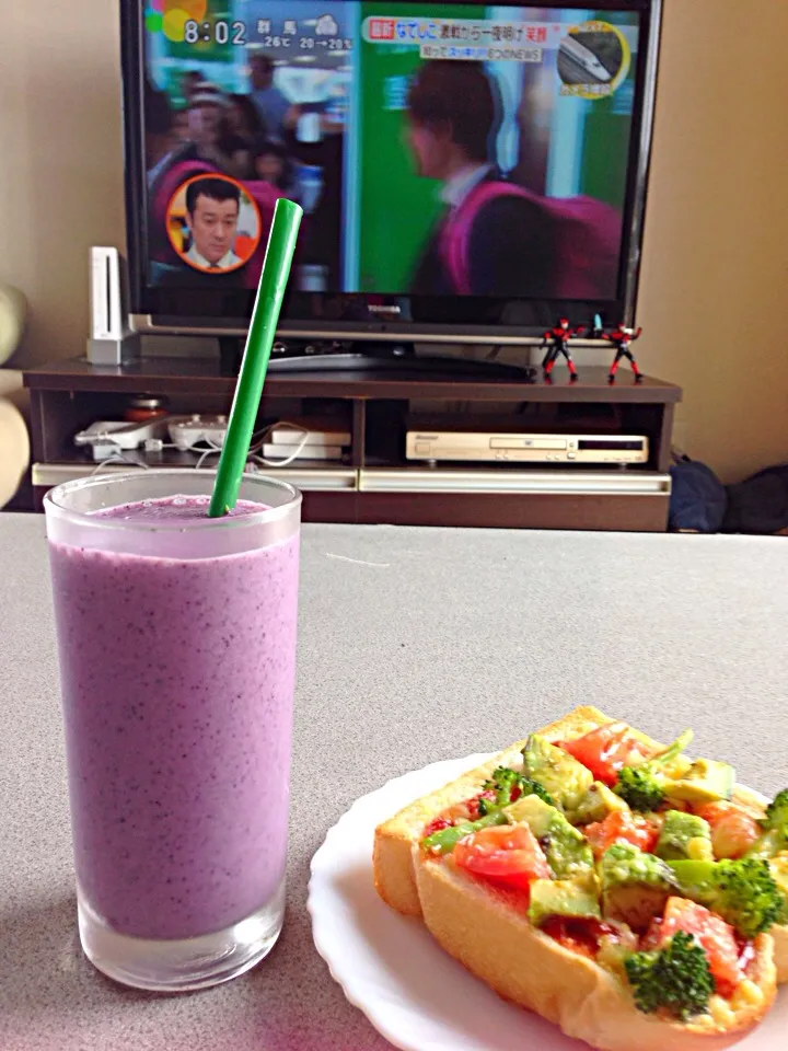 my Breakfast today 'Avocado broccoli toast & Purple smoothie (red cabbage & blueberry )|viviさん