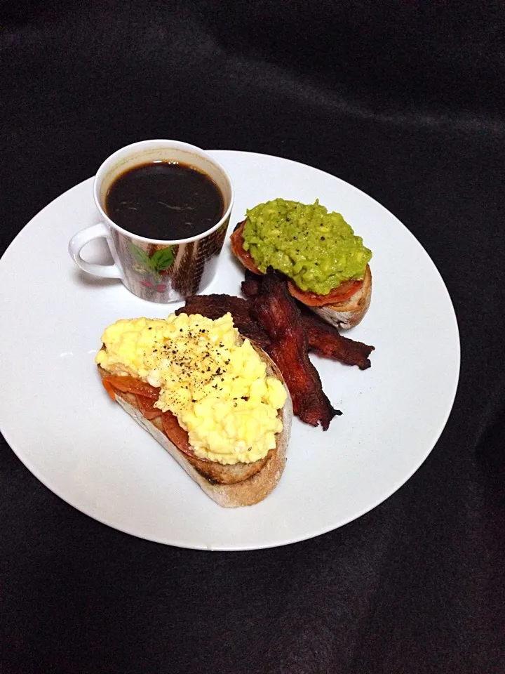 Toast with avocado smash/scrambled egg, bacon, ☕️|coxiella24さん