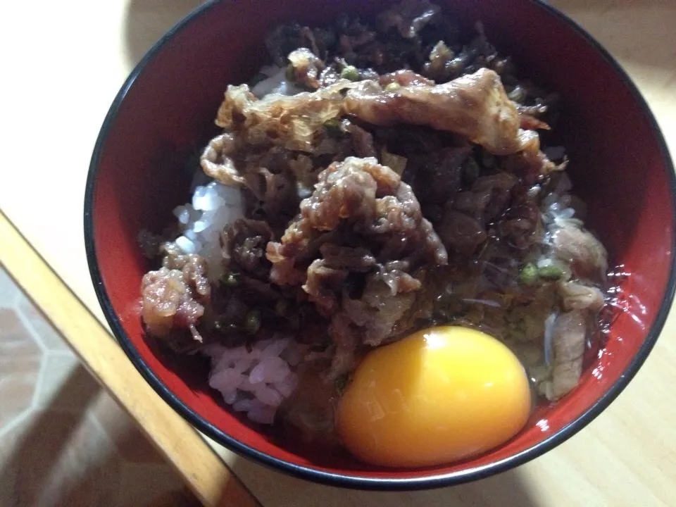 Snapdishの料理写真:牛肉山椒煮丼、玉子添え|Naoshige Sakakimotoさん